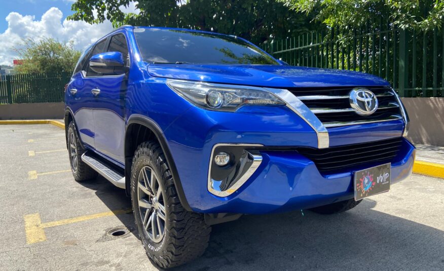 Toyota Fortuner VXR+ V6 – Año 2017