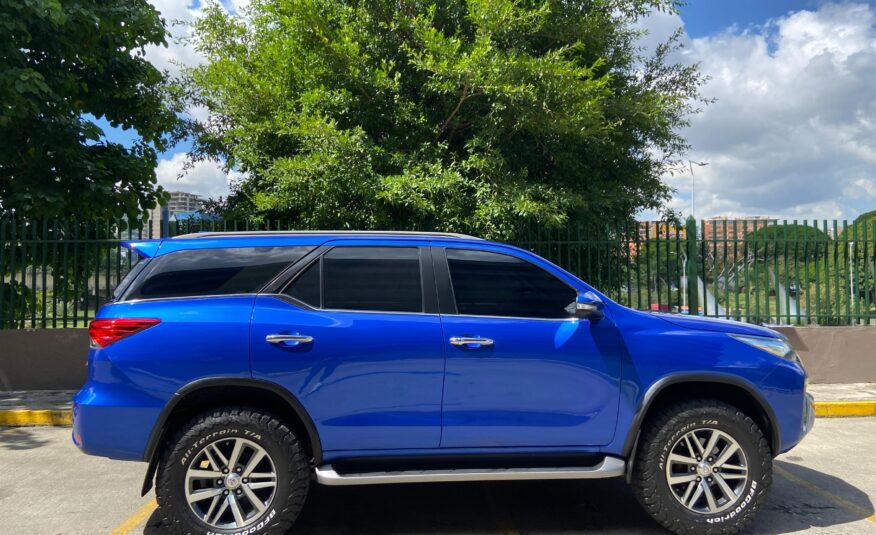 Toyota Fortuner VXR+ V6 – Año 2017