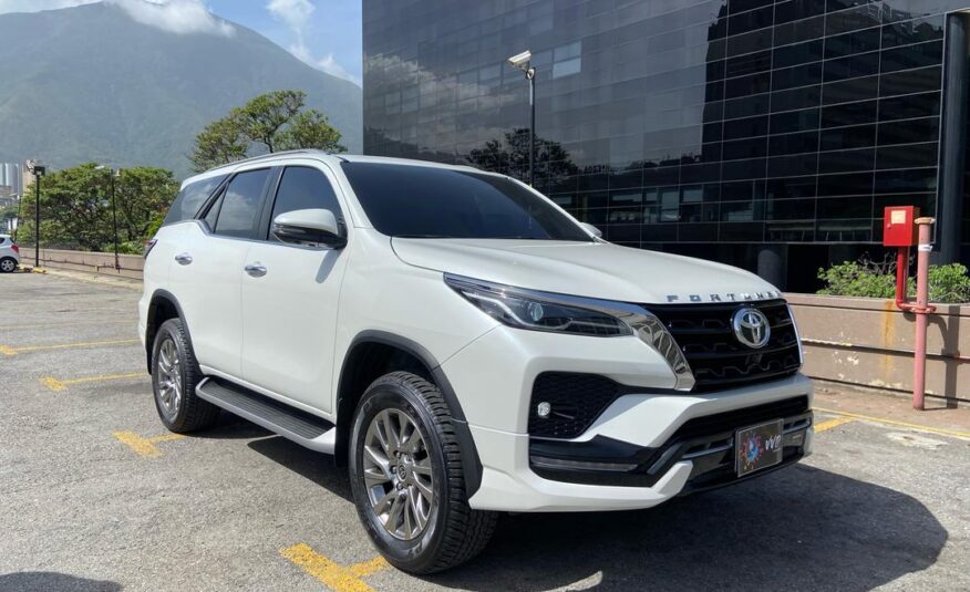 Toyota Fortuner VXR V6 – Año 2025