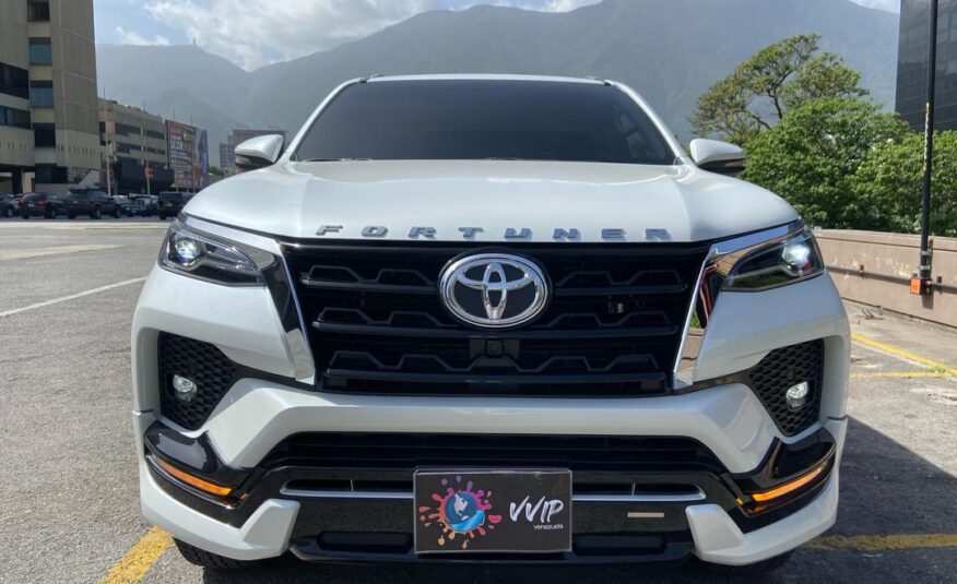 Toyota Fortuner VXR V6 – Año 2025