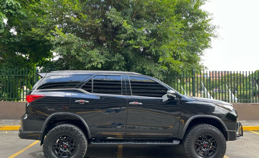Toyota Fortuner VXR+ V6 – Año 2020