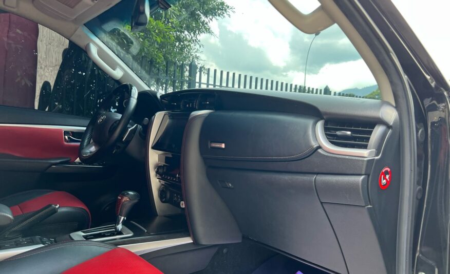 Toyota Fortuner VXR+ V6 – Año 2020