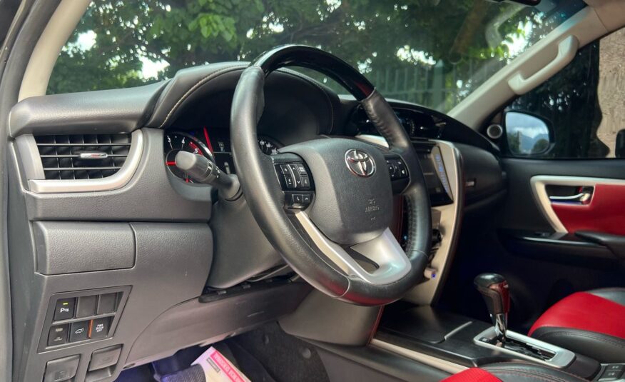 Toyota Fortuner VXR+ V6 – Año 2020