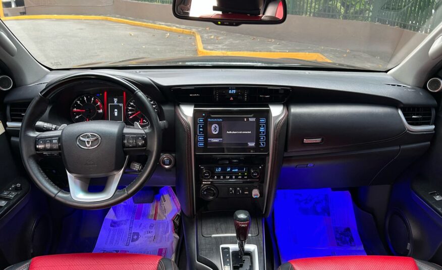 Toyota Fortuner VXR+ V6 – Año 2020