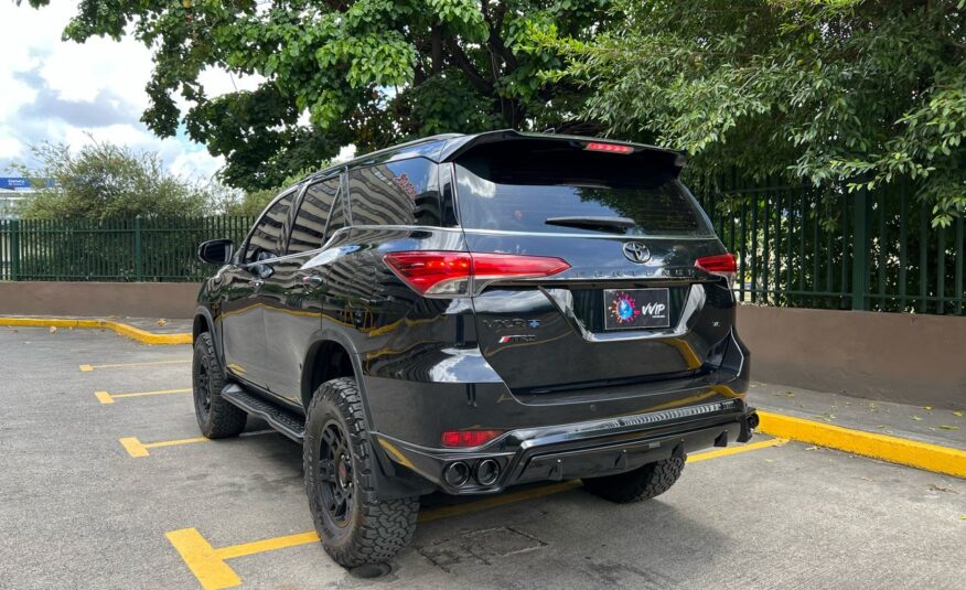Toyota Fortuner VXR+ V6 – Año 2020