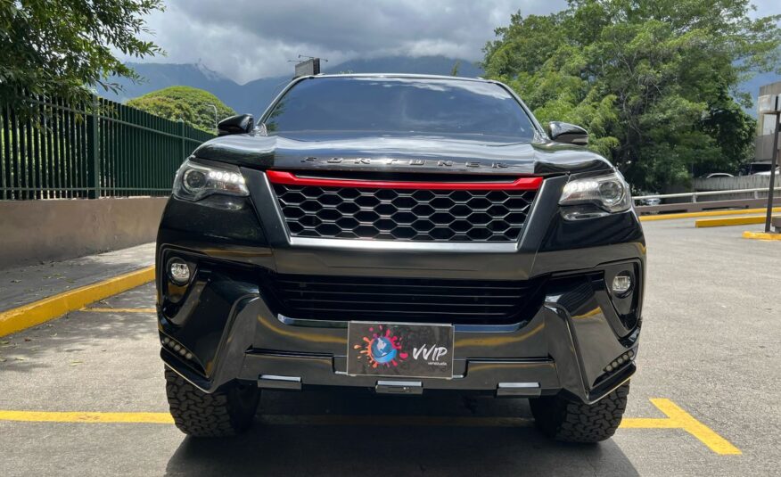 Toyota Fortuner VXR+ V6 – Año 2020