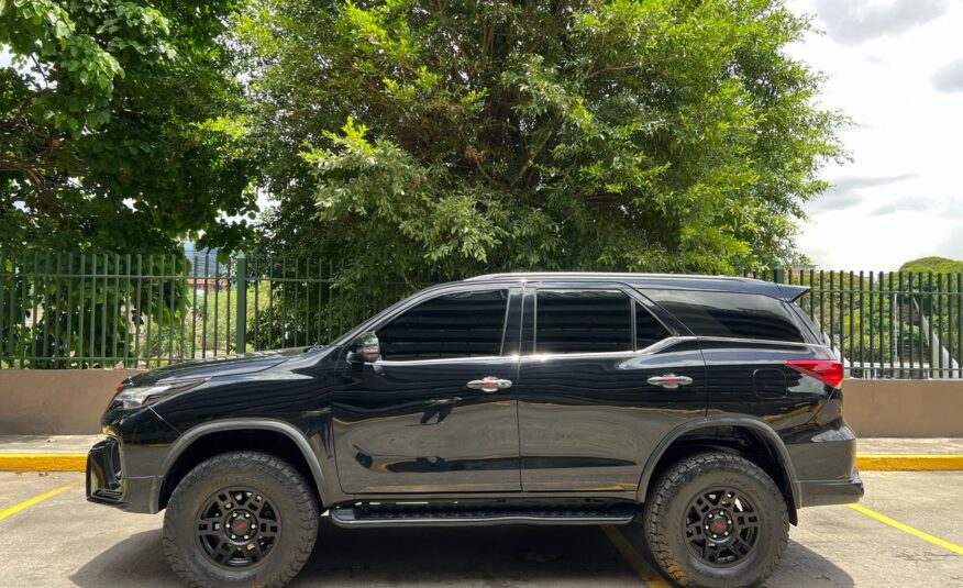 Toyota Fortuner VXR+ V6 – Año 2020
