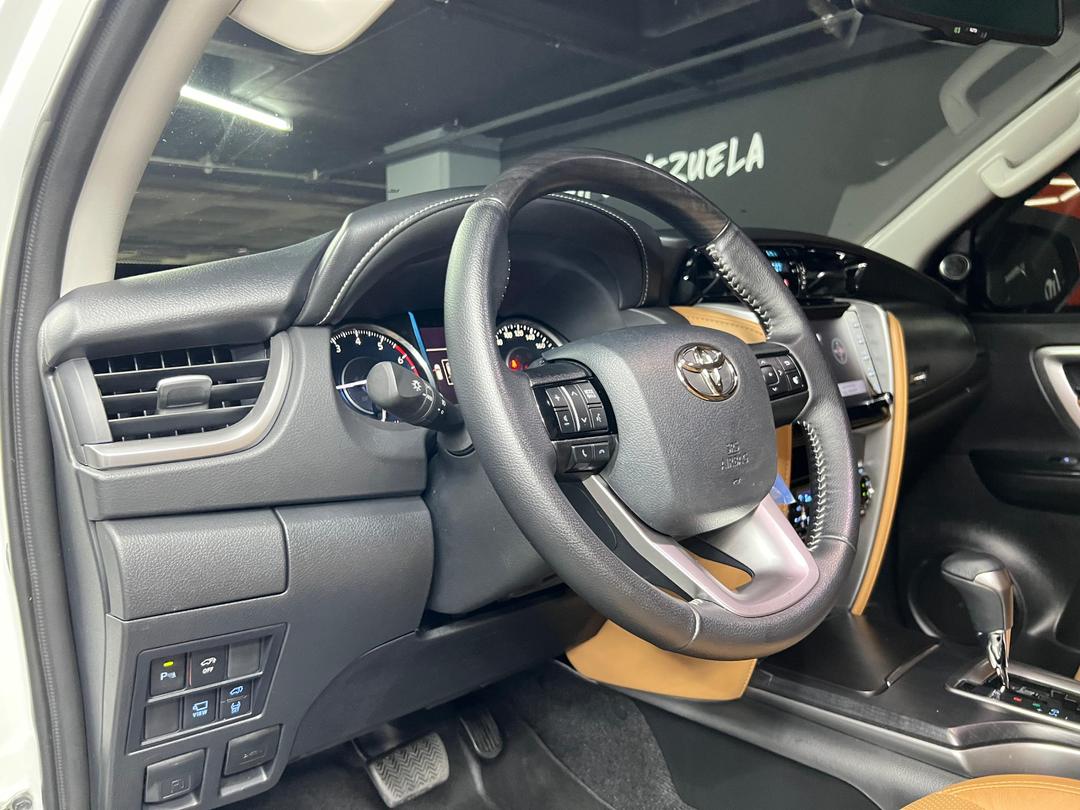 Toyota Fortuner VXR 4.0 V6 – Año 2025