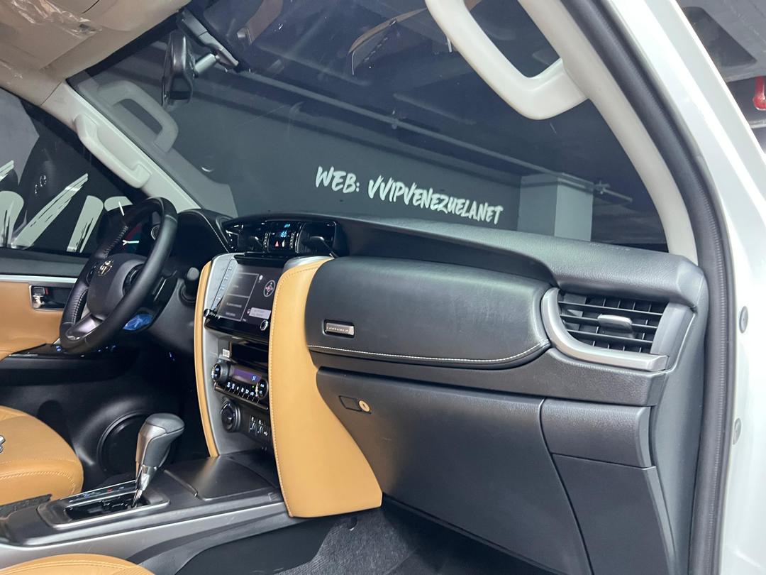 Toyota Fortuner VXR 4.0 V6 – Año 2025