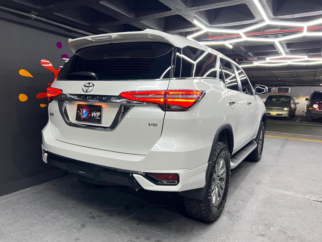 Toyota Fortuner VXR 4.0 V6 – Año 2025