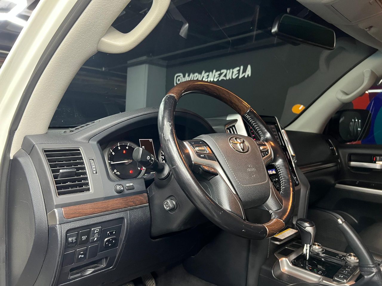 Toyota Land Cruiser V8 5.7 – Año 2021